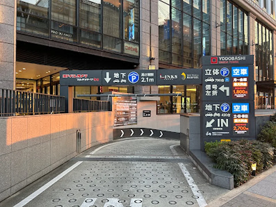 ヨドバシ梅田タワー 地下バイク駐輪場 (50cc未満駐輪不可)