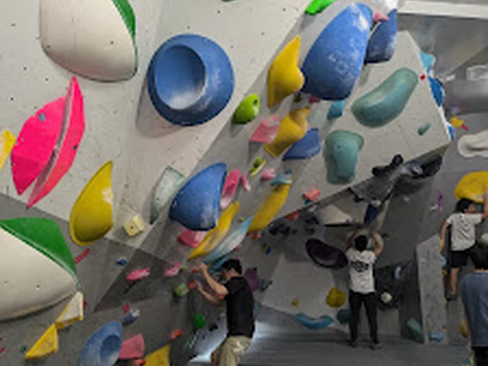 BOULDERING GYM CAL-COLO UMEDA(ボルダリングジム カルコロ ウメダ)