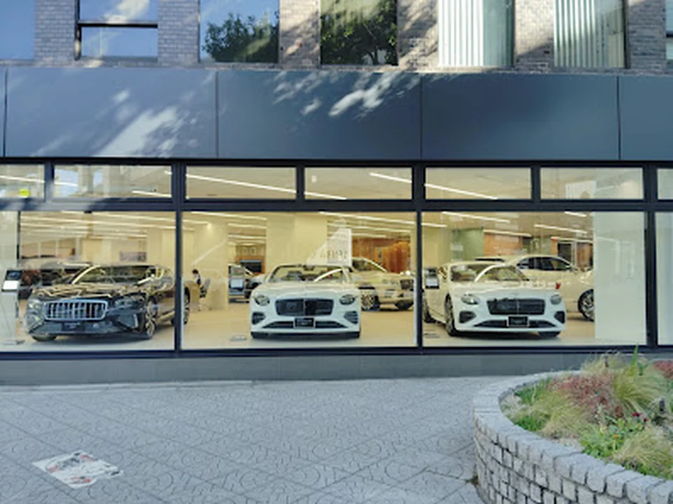 CORNES MOTORS ベントレー大阪本町ショールーム