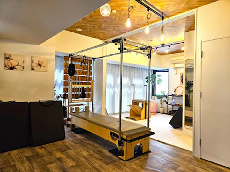 女性専用マシンピラティス専門パーソナルスタジオfis.pilatesうめきた店