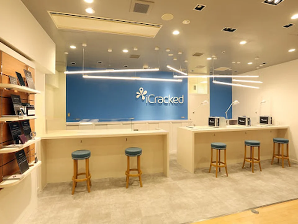 iCracked Store グランフロント大阪