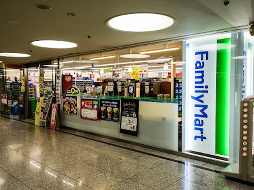 Foto de ファミリーマート 大阪センタービル店