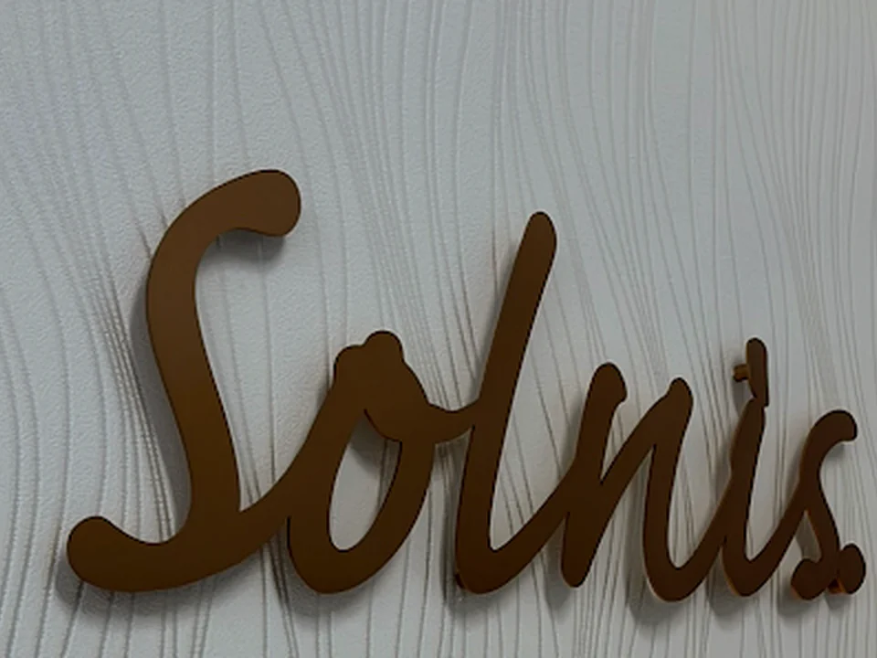 Solnis.