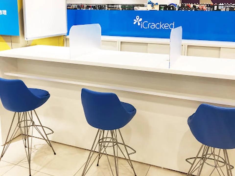 iCracked Store ハンズ心斎橋, 大阪